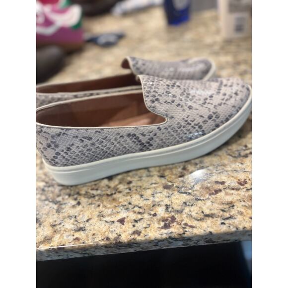 Sofft Womens Slip On Sneakers Size 8.5 Gray Snake Print Leather Platform Comfort - Picture 3 of 8